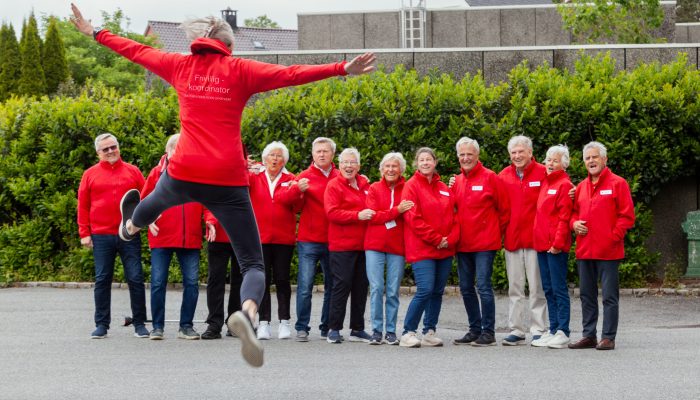 Frivillighetskoordinator hopper foran de frivillige arbeiderne for Bergen Rode Kors Sykehjem.