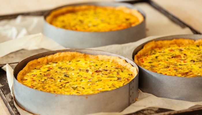 Pai som sitter i pai form på et stekebrett.