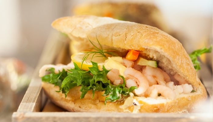 Rundstykker utsilt på et brett.