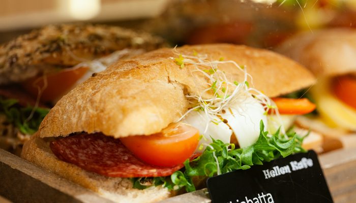 Ciabatta brød utstilt på et brett.