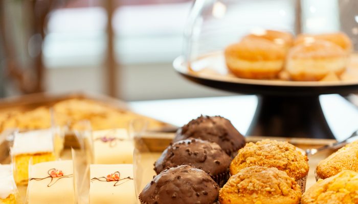 Bakevarer plassert på brett.