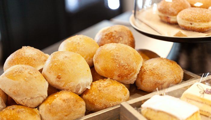 Diverse bakevarer plassert i brett.