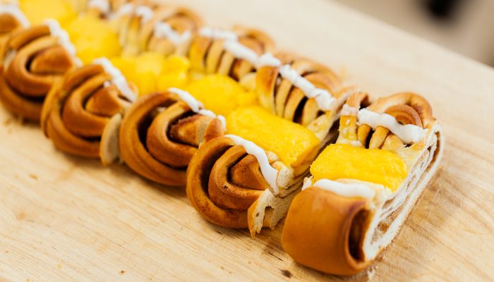 Bakevarer plassert på et brett