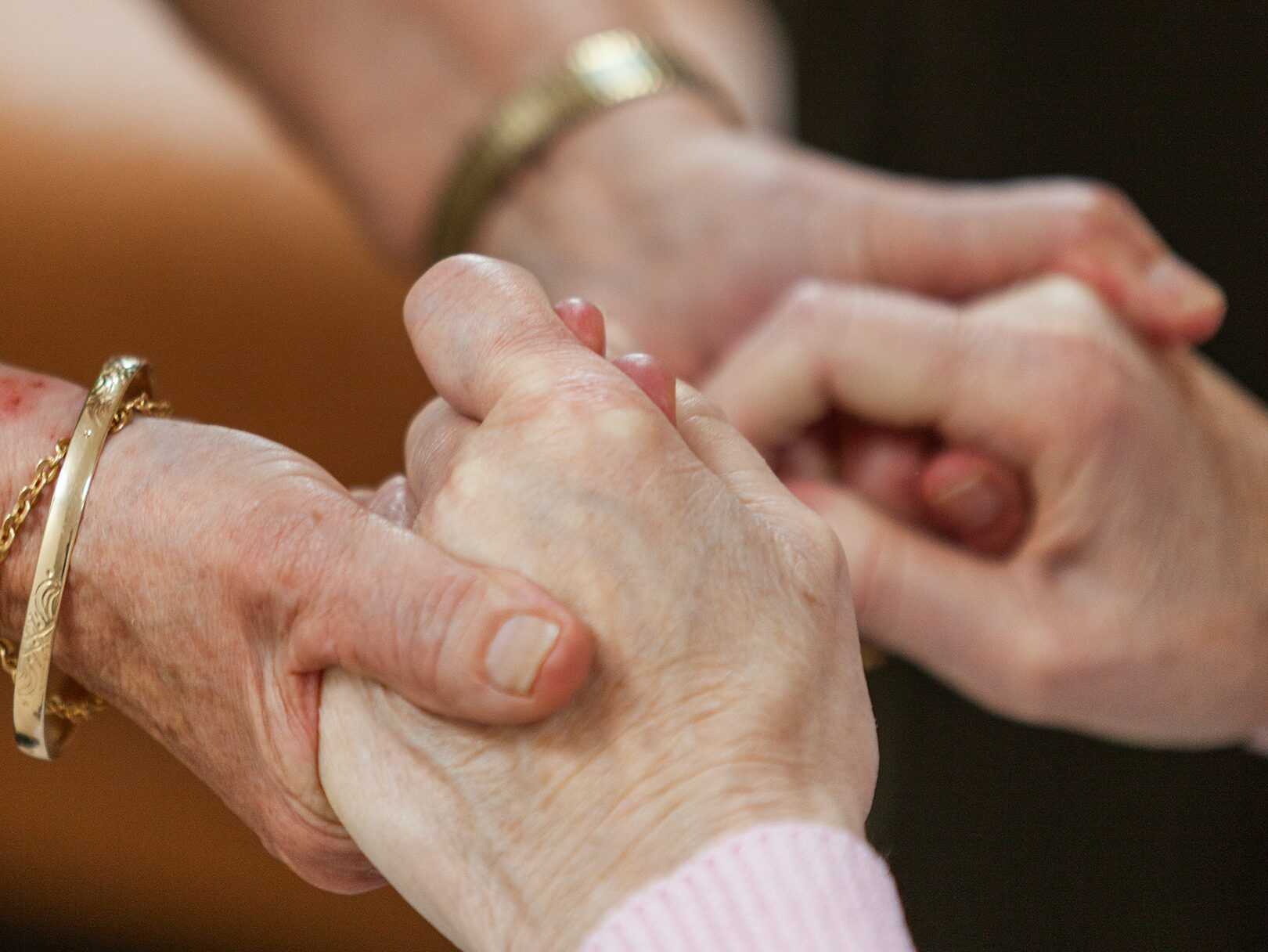 En person sine hender som holder en annen person sine hender.