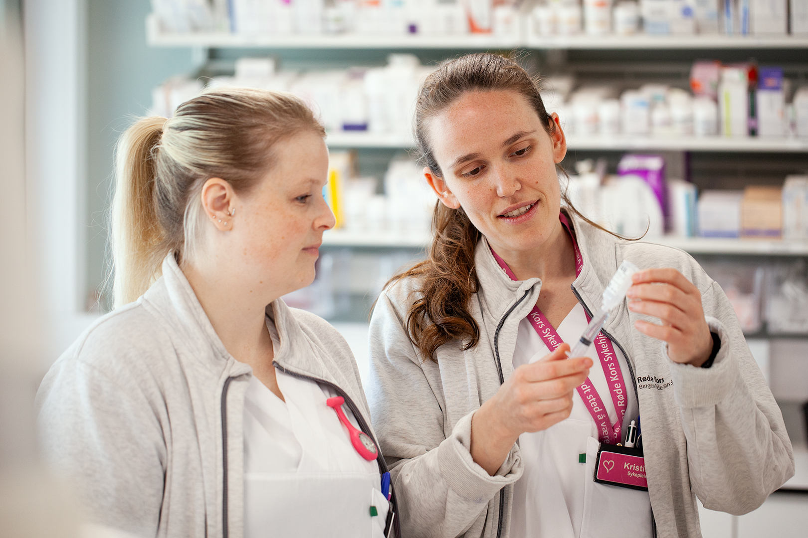 To sykepleiere som står i et medisinrom